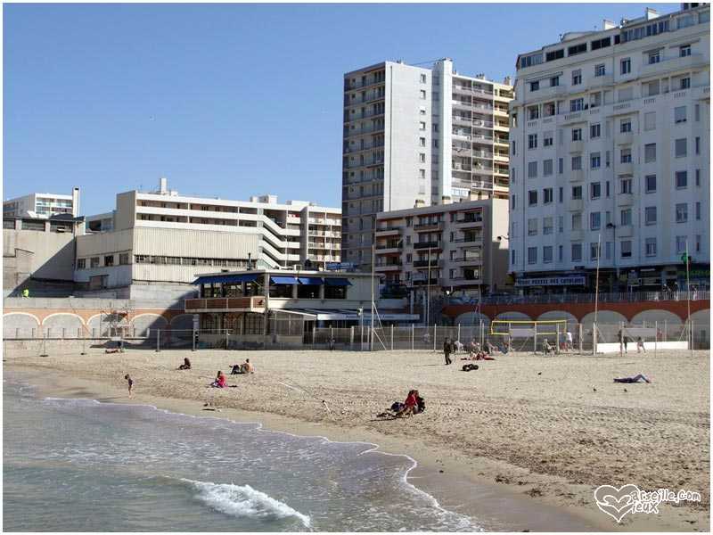 La plage des Catalans est la plus proche du centre ville. Longtemps privée et payante, elle est de nouveau gratuite depuis 2004. Remarquez les nouvelles constructions apparues depuis l'image précédente.